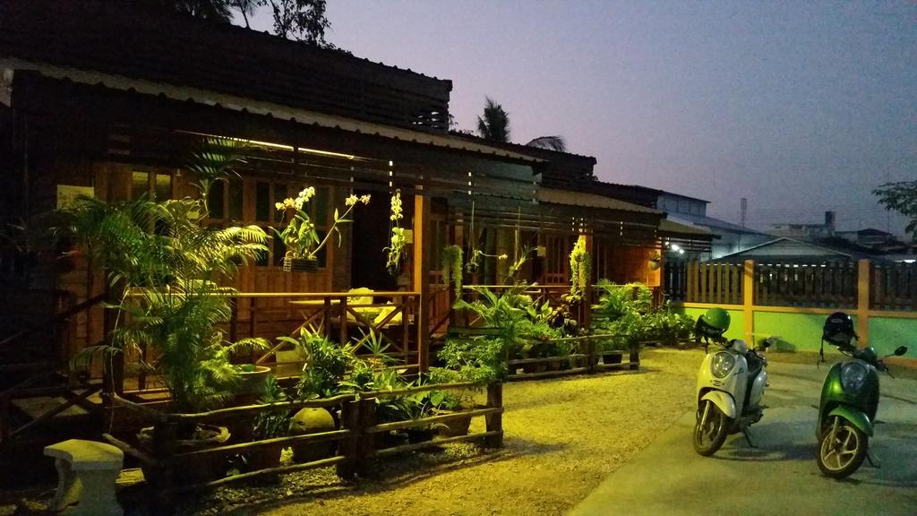 快乐旅馆小屋 素可泰 外观 照片