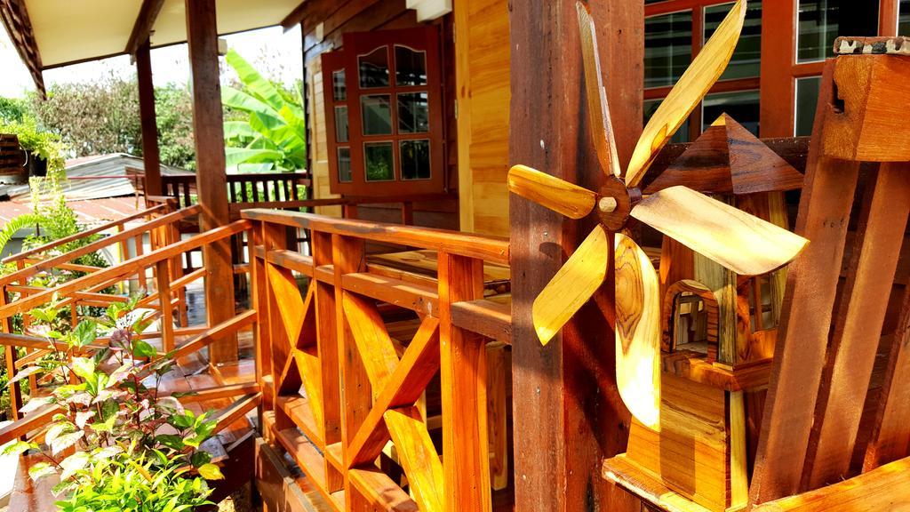 快乐旅馆小屋 素可泰 外观 照片